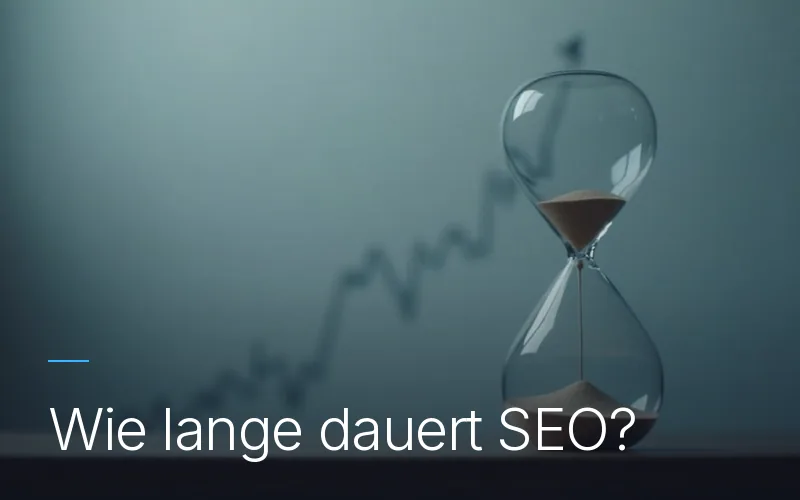 Eine Sanduhr auf einem Schreibtisch neben einem steigenden Diagramm – Sinnbild für den Zeitrahmen, bis SEO sichtbare Ergebnisse bringt.